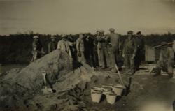 Arbeidslag. Menn med bøtter og spader