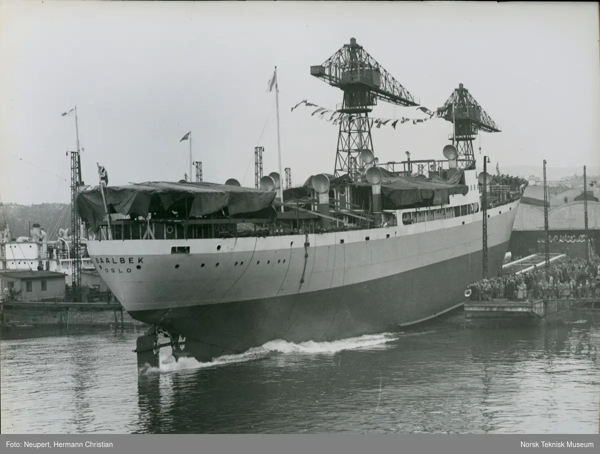 Stabelavløpning, passasjer- og lastebåten M/S Baalbek B/N 472 på Akers Mek. Verksted 14. april 1937. Skipet ble levert av Akers Mek. Verksted i 1937 til Fred. Olsen & Co, Oslo.