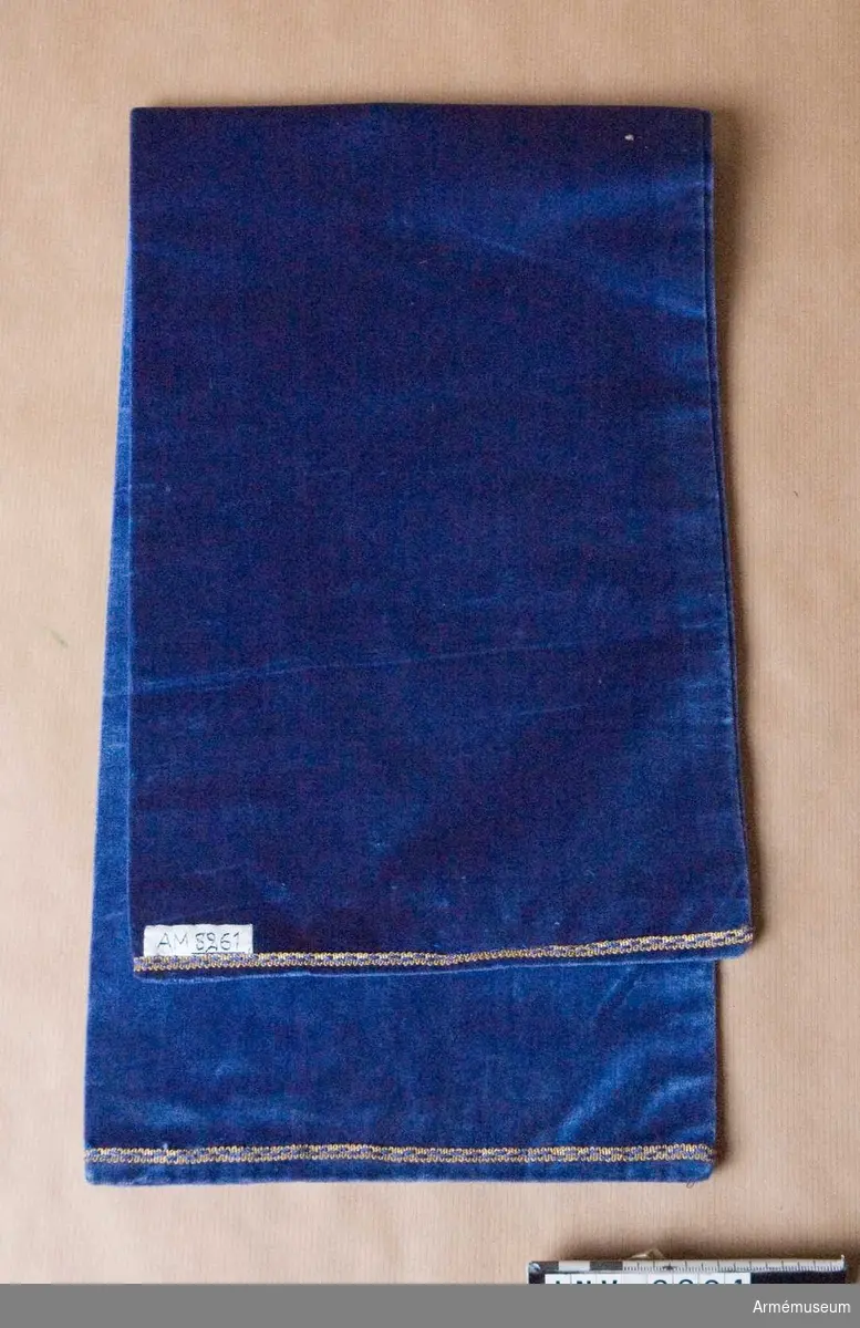 Nattvardsduk av blå sammet. Dubbel med sömmar i alla sidor. I vardera kortänden 5 mm breda bomullsband med guldtråd. Till sin form är nattvardsduken lik en löpare. Den är inte ursprunglig.