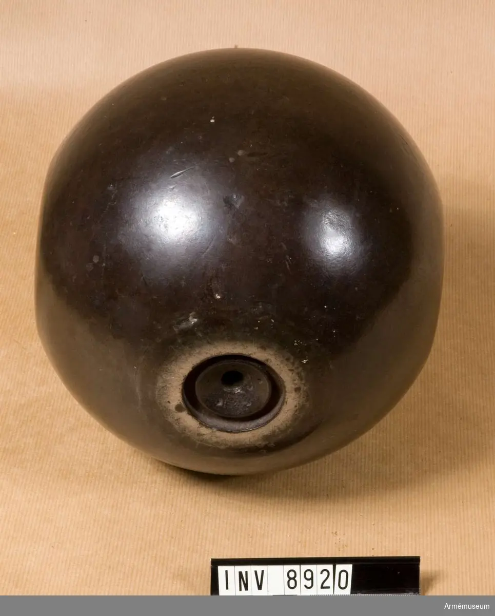Bomben har fyra hål för perkussisionständning, ett hål för tändrör och styrknapp. Märkt HF--- 1865. 3435 AL (182).
Tillverkningsnr 3435