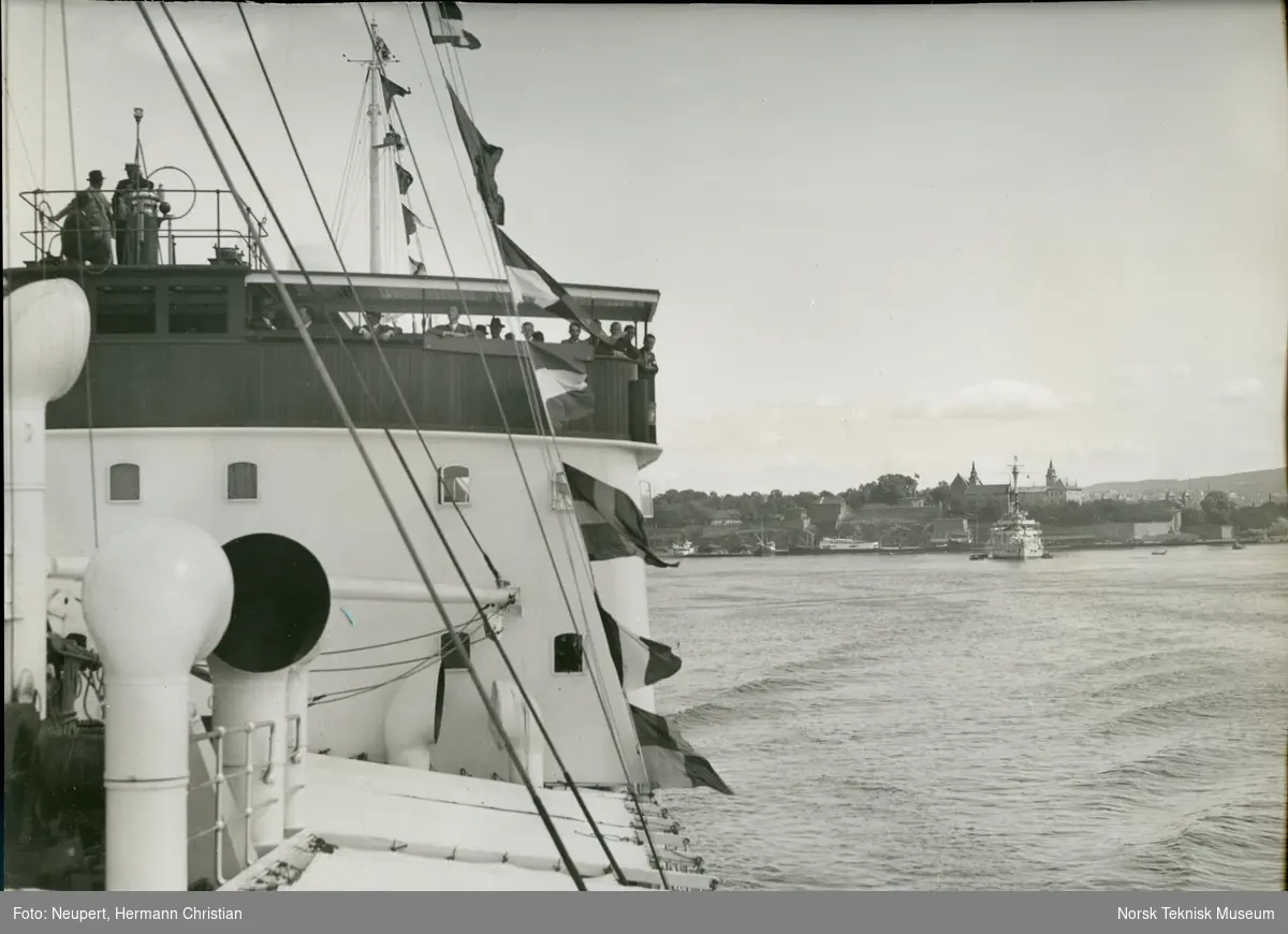 Menn på broa på passasjer- og lastebåten M/S Hai Lee, B/N 463 under prøvetur i Oslofjorden 6. juni 1934. Skipet ble levert av Akers mek. Verksted i 1934 til Bruusgaard & Kiøsterud, Drammen.