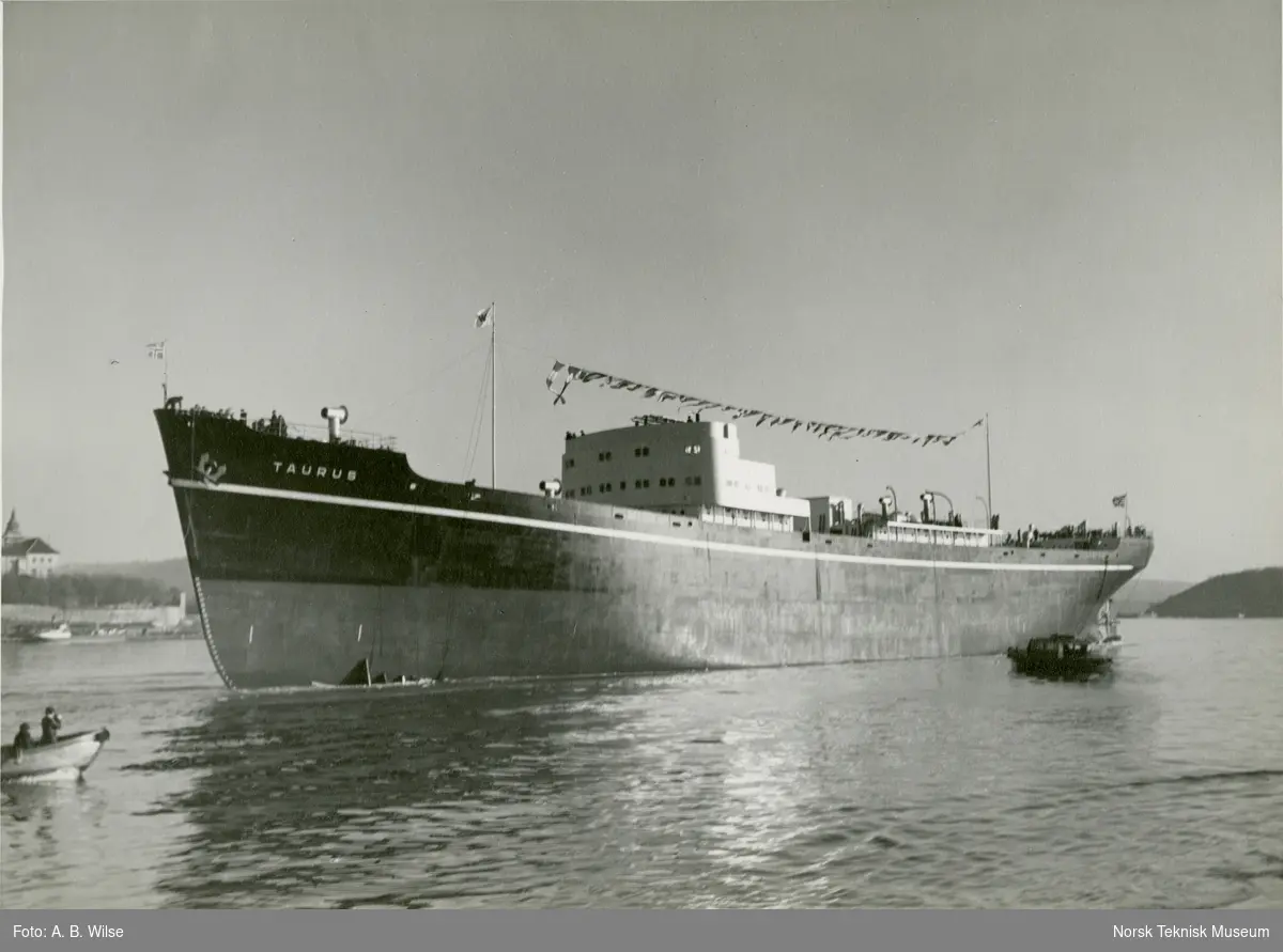 Stabelavløpning, passasjer- og lastebåten M/S Taurus, B/N 466, på Akers Mek. Verksted 23. oktober 1935. Skipet ble levert av Akers Mek. Verksted i 1935 til W. Wilhelmsen, Oslo og Ørsnes (Tønsberg).