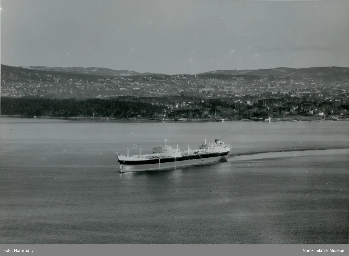 Flyfoto, tankeren M/S Cardo, B/N 540 (Tangens B/N 16, Stords B/N 48) i Oslofjorden. Skipet ble levert av Akers Mek. Verksted 14. februar 1964 til J.P. Jensens Rederi.