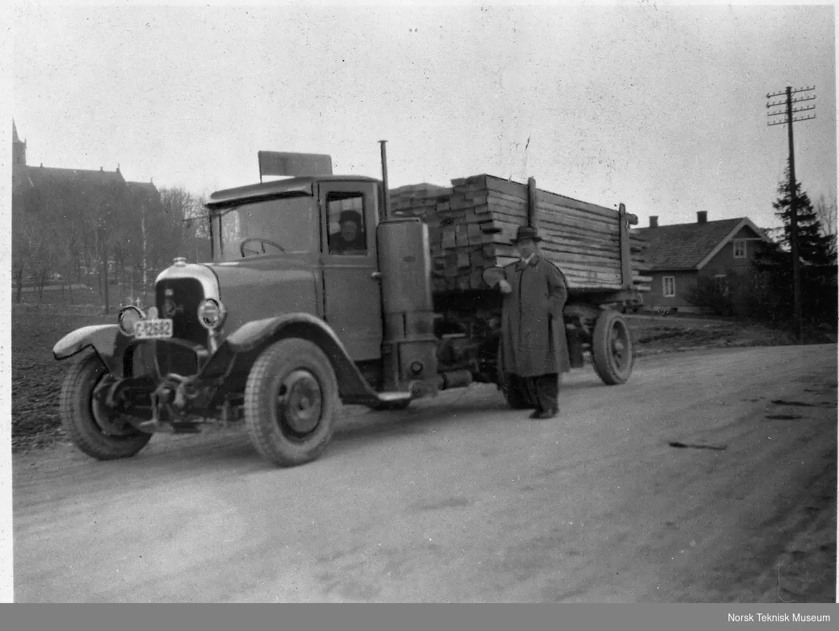 Panhard & Levassor, ca 1924, ved lastebil med sleidemotor og vedgassgenerator med ekstra aksel og forlenget for planketransport.