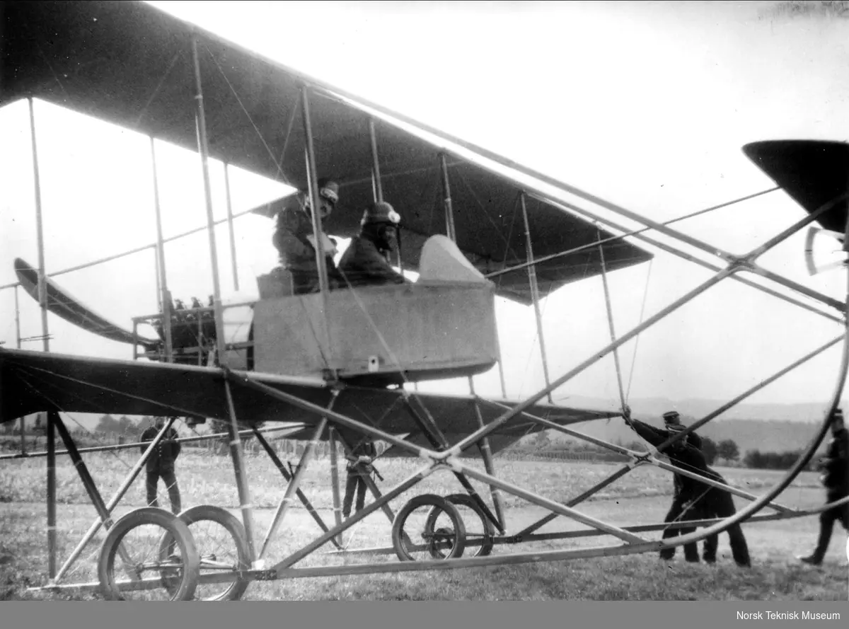 Maurice Farman MF.7 Longhorn, Hærens første flytype, som hadde en Renault motor på 70 hk : lærer og elev, den bakerste sitter på bensintanken