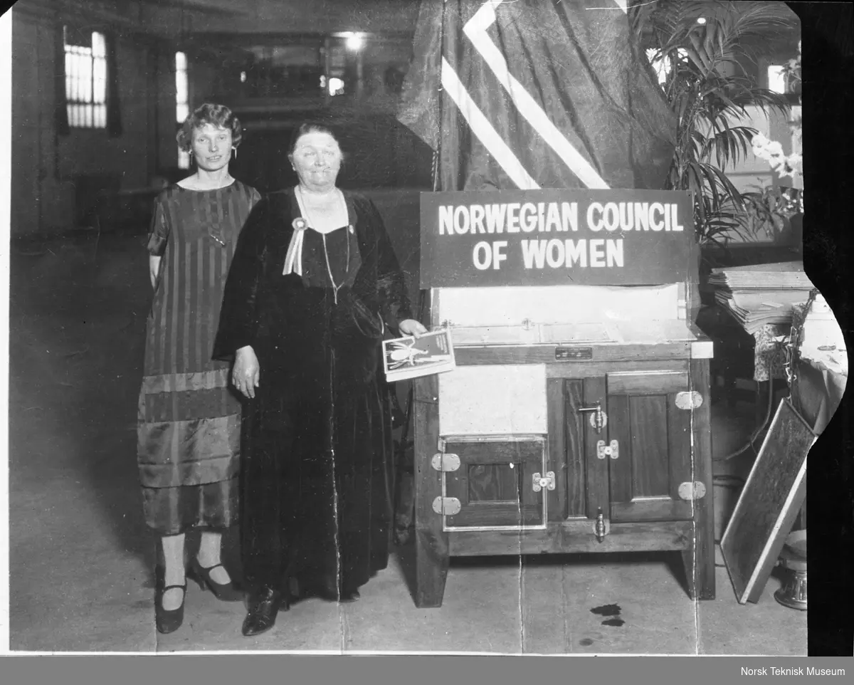 Betzy Kjelsberg og ukjent kvinne på stand som presenterer Norwegian Council of Women (Norske kvinners nasjonalråd) på en utstilling, trolig i USA