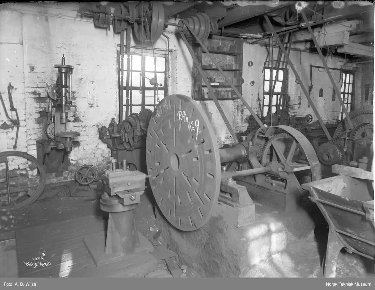 Verktøy for dreiing på Thunes Mekaniske Verksted på Skøyen i Oslo. Bilde merket med 1008 B Wilse Xania.