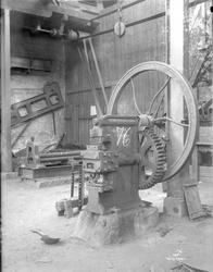 Industrimaskin, muligens for pressing av metall, på Thunes M