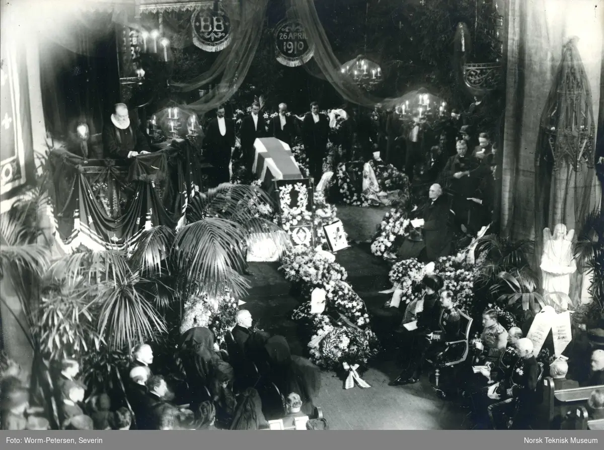 Fra Bjørnstjerne Bjørnsons begravelse, 1910, Trefoldighetskirken? Kong Haakon og Dronning Maud til stede.