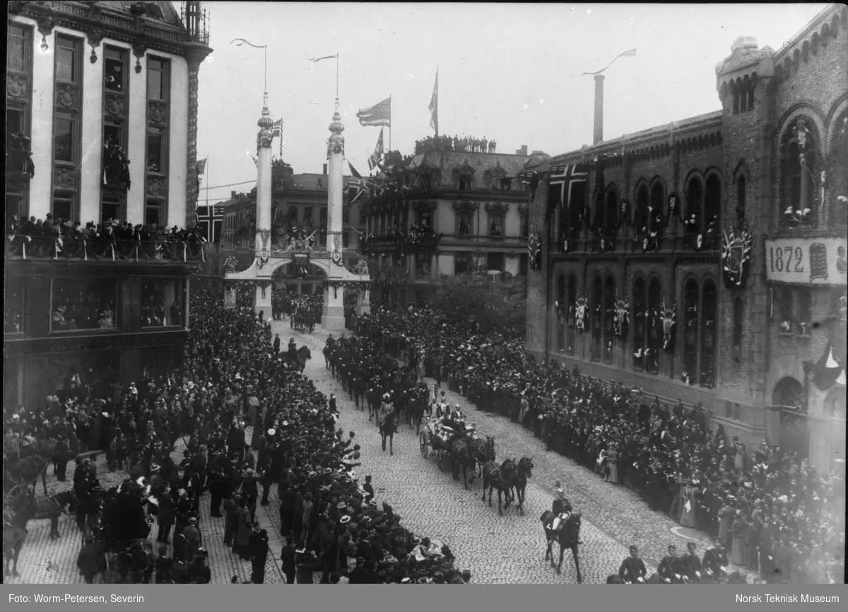 Kongejubileet 1897, den kongelige vognen passerer Stortinget.