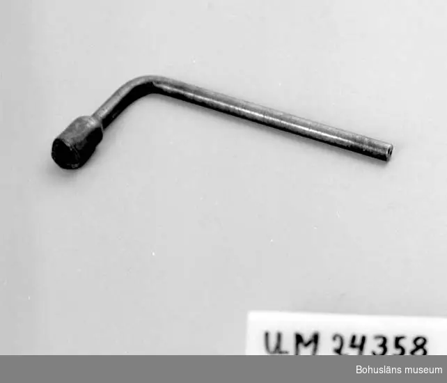 594 Landskap BOHUSLÄN

Använd som nyckel till fönstren på sjukhuset. Skötarna hade en trekantsnyckel 
hängande i sin nyckelknippa. Se UM24345.
