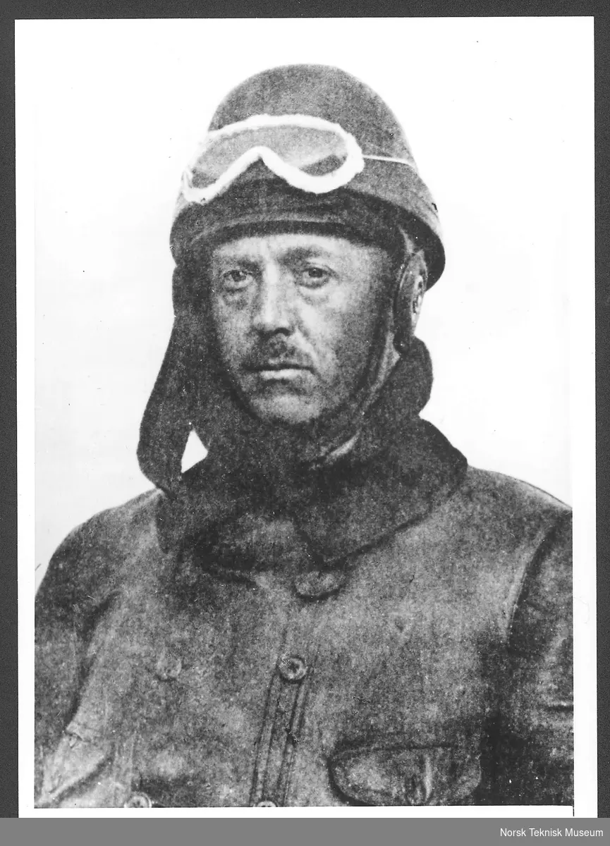 Kaptein Einar Sem-Jacobsen i flygerantrekk anno 1912