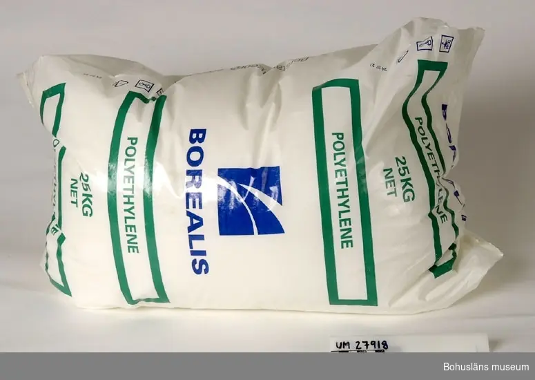 Kraftig vit plastsäck innehållande 25 kg pellets. På säcken står tryckt: BOREALIS i blått

BOREALIS
POLYETHYLEN
25 KG
NET
POLYETHYLEN i grönt
BOREALIS med logga.