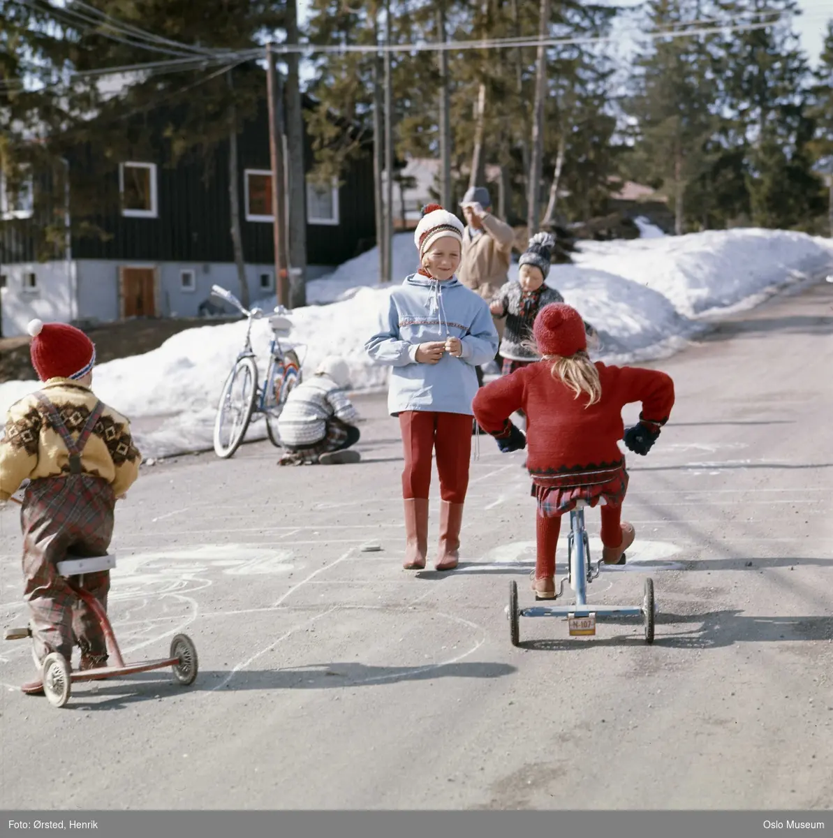 gateløp i villastrøk, snøfonner, barn, lek, trehjulsykler, Donald-sykler