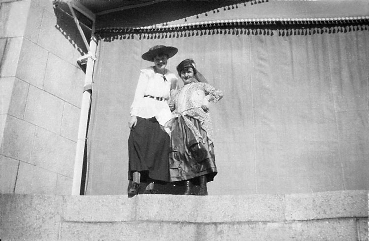 "Trollhättans stadshotell, Lisa Haglund och ego. Maj 1920."