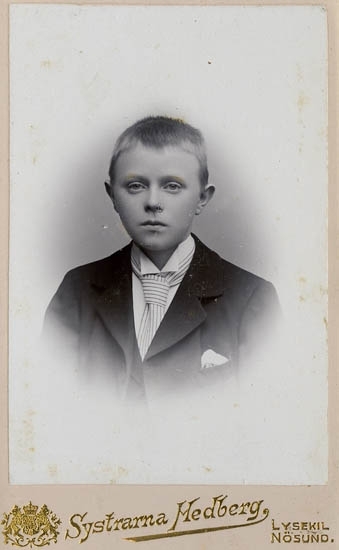 Text på kortets baksida: "John Lidell, Lysekil. Blev sedemera bagare och övertog sin faders firma. F. 1886 d. 1933".