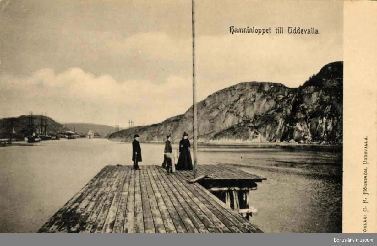 Tryckt text på bildens framsida: Hamninloppet till Uddevalla.
Förlag: C.R. Högström, Uddevalla.