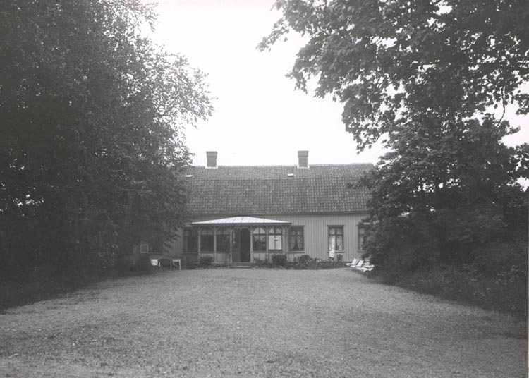 Noterat på kortet: "FOSS PRÄSTGÅRD".
"FOTO (C 49) DAN SAMUELSON 1924. KÖPT AV DENS. DEC. 1958".