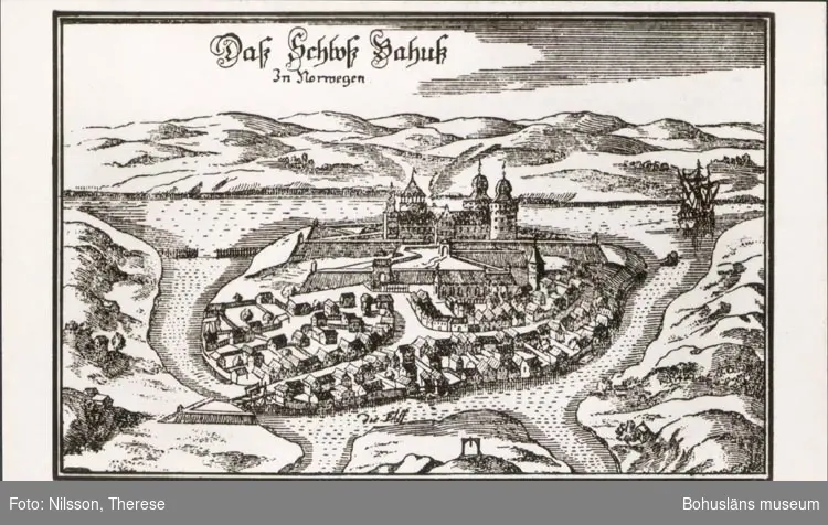 Tryckt text på kortet: "Stadsbild av Ny-kongelf (före 1638). Visar bl. a. kyrkan, pålverket och galgen".
"Dos Schtws Bohus in Norwegen"