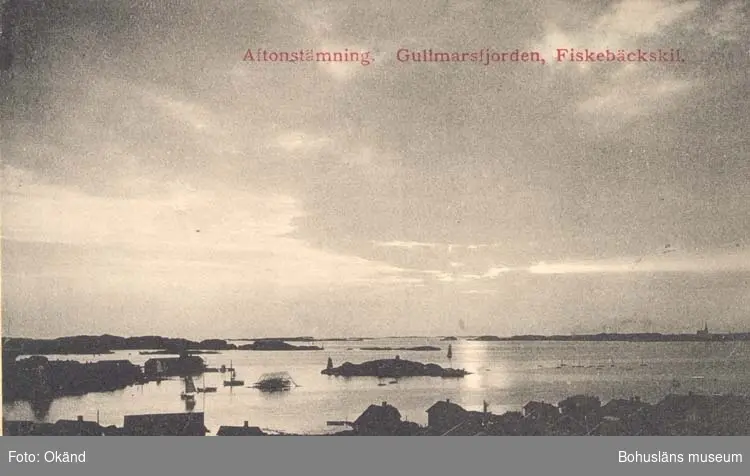 Tryckt text på kortet: "Aftonstämning. Gullmarsfjorden. Fiskebäckskil."
"Tekla Bengtssons Pappershandel, Fiskebäckskil."