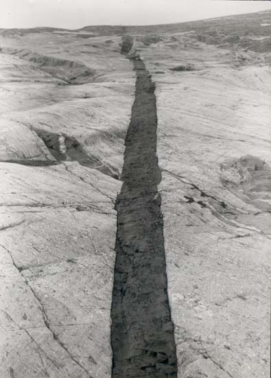 Noterat på kortet: "Ursholmarna."
"Diabasgång."
"Foto (F11) Dan Samuelsson 1924. Köpt av dens. dec. 1958."