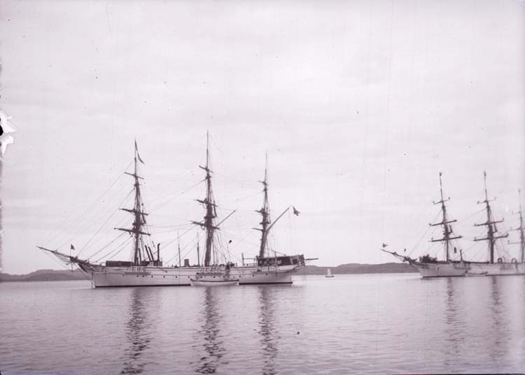 Enligt text som medföljde bilden: "Lysekil, Öfningsskeppen Najaden och Jarramas på Gullmaren."