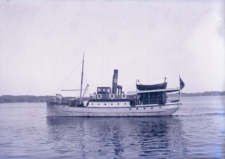 Ångaren SS Gullmar på ingång till Lysekils hamn.