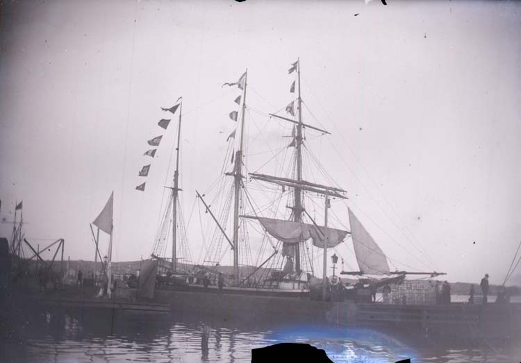 Enligt text som medföljde bilden: "Dido vid ångbåtsbryggan. Lysekil 1897."