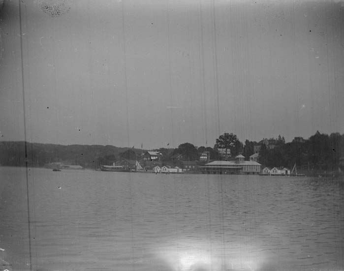 Enligt text som medföljde bilden: "Gustafsberg. Badorten från sjön 1897."