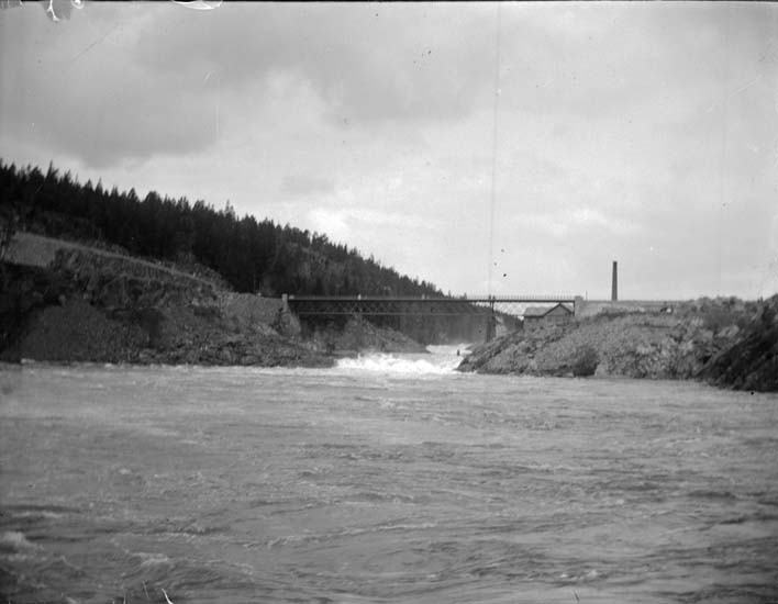 "Trollhättan. Bron vid 1:sta Helvetesfallet 22 maj 1899"