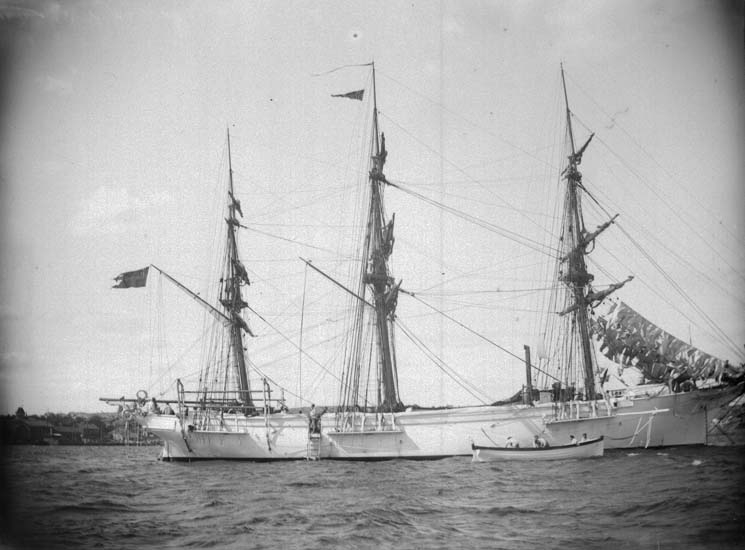 Enligt text som medföljde bilden: "Lysekil. Öfningsfartyget "Najaden" 23/6 1899."