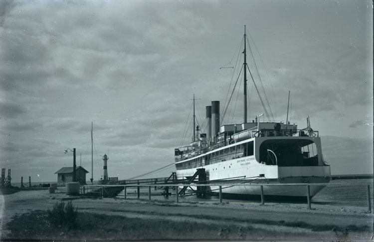 Enligt text som medföljde bilden: "Trelleborg. Ångfärja + hamnen 26/9 13."