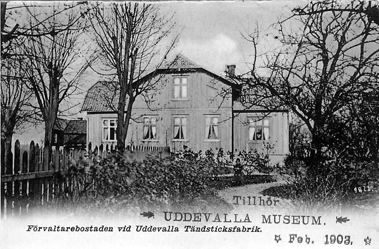 Tryckt text på vykortets framsida: "Förvaltarbostaden vid Uddevalla Tändsticksfabrik."