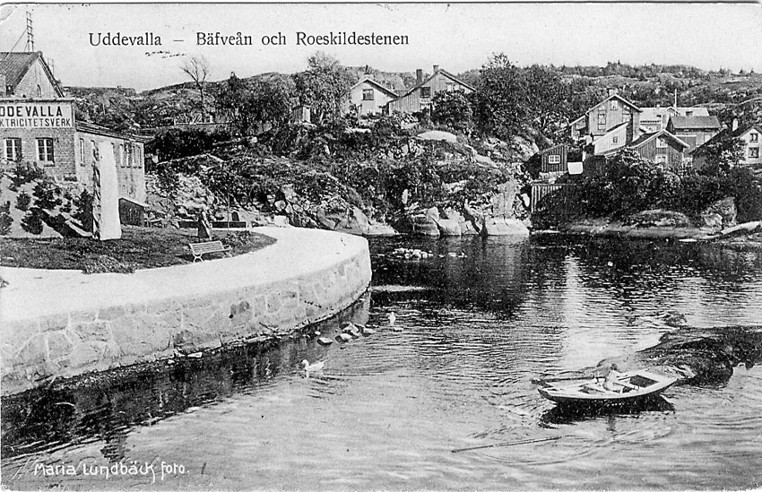 Tryckt text på vykortets framsida: "Uddevalla. Parti från Hasselbacken".