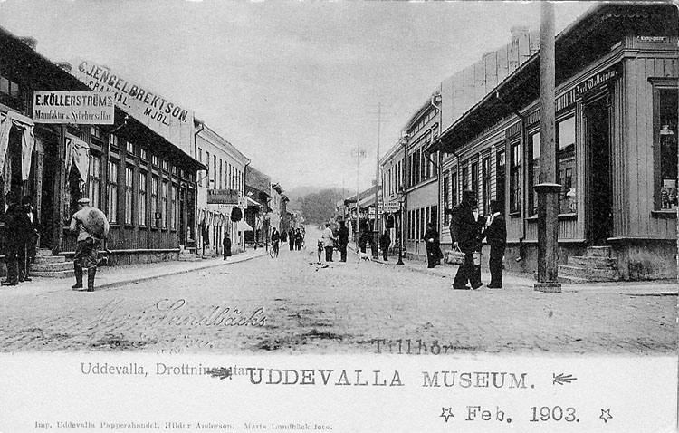 Tryckt text på vykortets framsida: "Uddevalla, Drottninggatan".