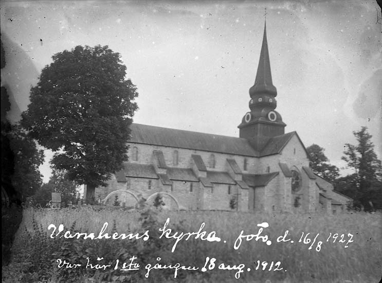 Enligt text på fotot: "Varnhems kyrka, foto 16/8 1927. Var här 1sta gången 18 aug 1912".