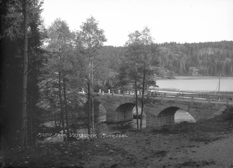 Enligt text skriven på negativet: "Motiv från Vassbotten, Munkedal."
En textlapp: "Bron vid Kasern Wassbotten tagit omkr. 1926"