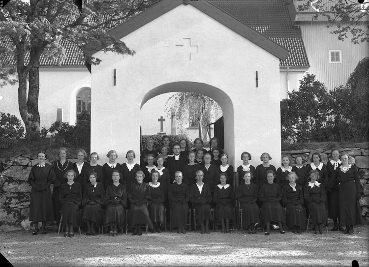 Enligt fotografens anteckningar: "1936, 50. Pastor E. Hjorts konfirmander"
