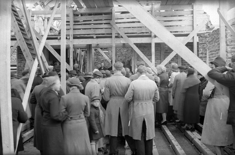 Enligt fotografens noteringar: "1939. 19. Kapellet Munkedal under byggnad. Kyrkoherde Lüsch håller högtidstalet".