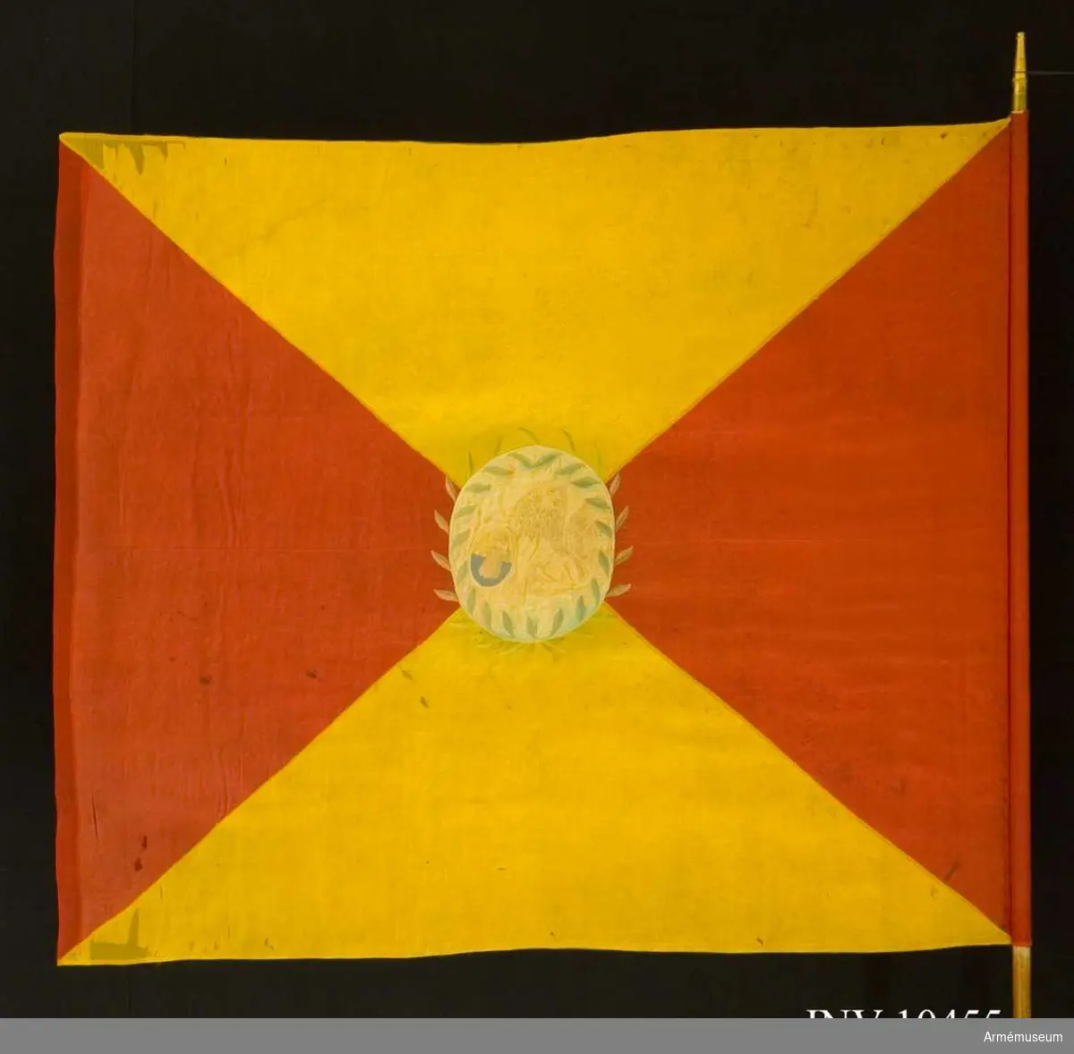 Grupp B I.

Kompanifana för Adlercreutzska regementet, som 1807 sytts om till kompanifana för Norra och Södra Skånska infanteriregementet 1812. 

Duk av sidenkypert, fyrstyckad röd och gul, i mitten broderat en sköld med Skånes vapen, omgivet av en lagerkrans.