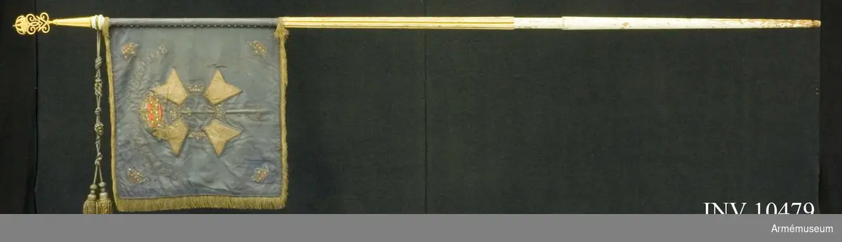 Grupp B I.

Standaret är blått med guldfrans och guldkordong. Spets G V graverad på spetsskaftet: "Gifvit till Mörnerska Hussar Regementet för visad Tapperhet den 7de December 1813 vid Bornhöft i Hollstein". Spetsens längd 160 mm och bredd 77 mm.