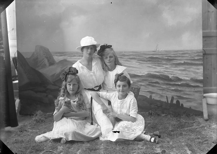 Enligt fotografens journal nr 4 1908-1922: "Kindal, Konsul (barnen) Ön".