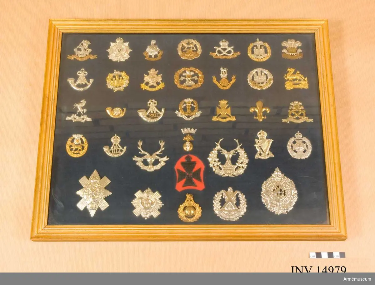 Grupp C I.
"Badges", monterade på tavla, England.
Samhörande med två andra tavlor, och tillsammans innehåller de 100 stycken emblem.