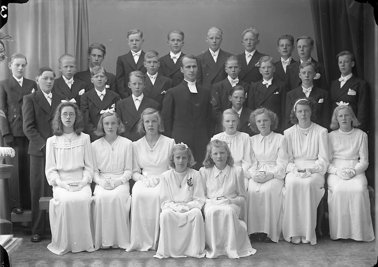 Enligt fotografens journal nr 6 1930-1943: "maj 31 1943 Läsbarnen Norum Stenungsund".