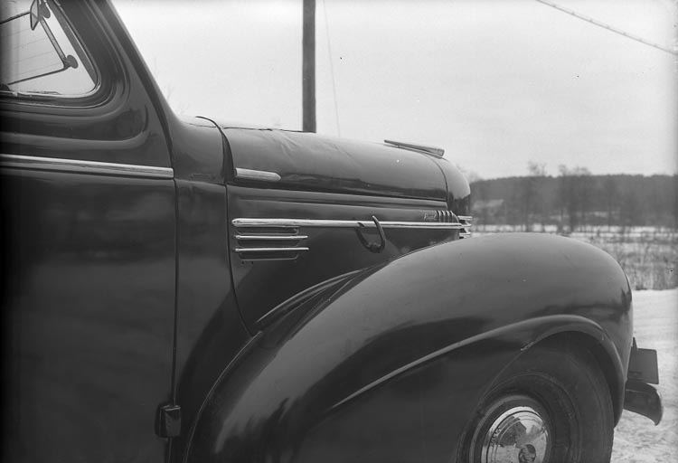 Enligt fotografens journal nr 7 1944-1950: "Martell, Landsfiskal Här Blomqvists bil".
Enligt fotografens notering: "Nov 1947. Blomqvists bil efter dödsolyckan vid Nösnäs Landsfiskal Martell Stenungsund".