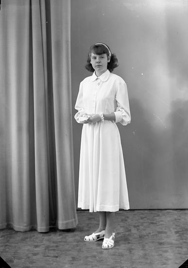Enligt fotografens journal nr 8 1951-1957: "Johansson, Inger, Stripplekärr Ödsmål".