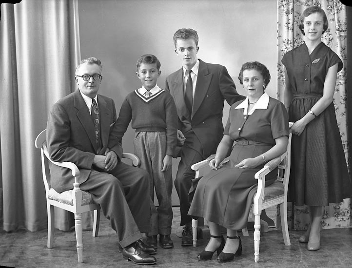Enligt fotografens journal nr 8 1951-1957: "Andersson, Herr Allan m. familj".