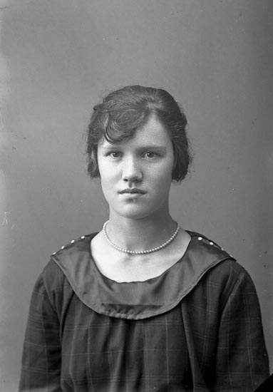 Enligt fotografens journal nr 4 1918-1922: "Andersson, Ingeborg Telefon, Här".