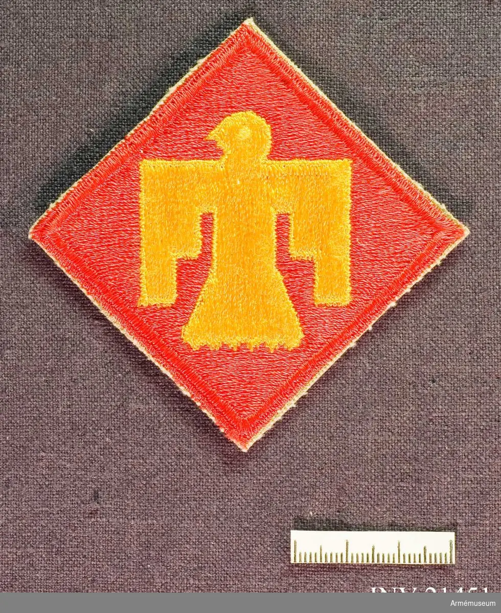 Samhörande gåva: 21437-51, 22351-2, uniformsemblem.Emblem, 45th Infantry Division.
Grupp C I.
För amerikansk trupp som deltog i striderna i Korea 1950-53.
45th Infantery Division: Emblem - the Thunderbird = Åskfågeln.