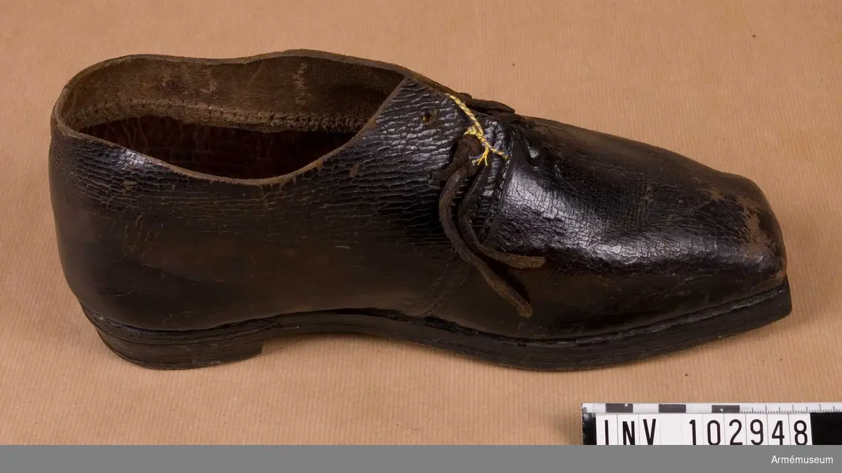 Grupp C I.
Skor av brunt läder, en av skorna försedd med röda lacksigill.